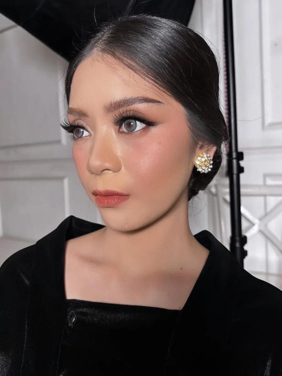 Wanita berbaju hitam dengan riasan elegan karya Makeup by Listra